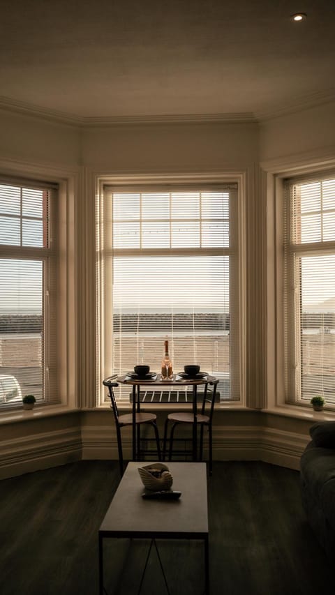 Stunning 2 Bedroom Ground Floor Sea View Apartment Apartment in Rhôs-on-Sea