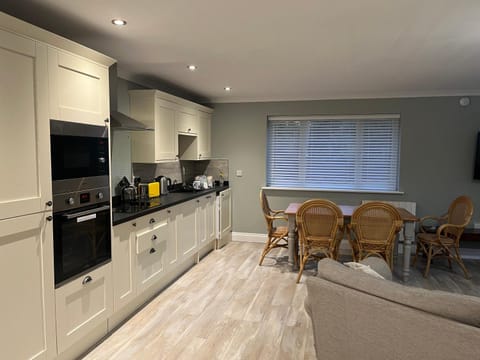 Coffee/tea facilities, Kitchen or kitchenette, Dining area, oven