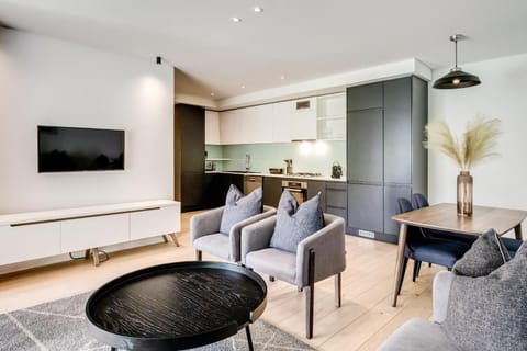 Kitchen or kitchenette, Living room, Seating area, Dining area