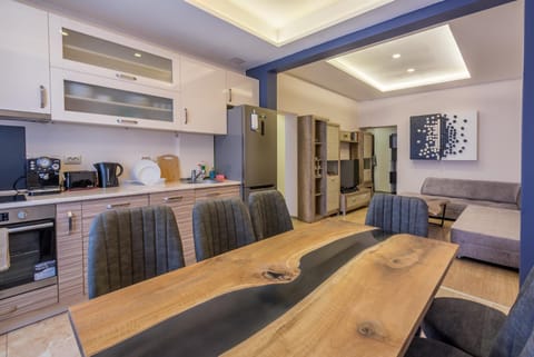 Coffee/tea facilities, Kitchen or kitchenette, Living room, Seating area, Dining area, minibar, oven, pet friendly, stove, toaster