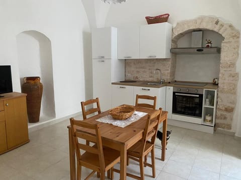 Kitchen or kitchenette, Dining area, stove