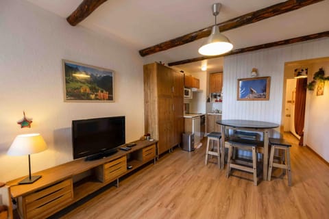 Communal lounge/ TV room, TV and multimedia, Kitchen or kitchenette, Living room, Seating area, Dining area