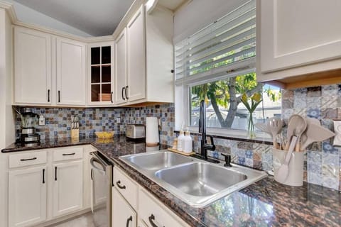 Hottub! Mini Golf! Water Access! Pets! 5min beach! House in Juno Beach