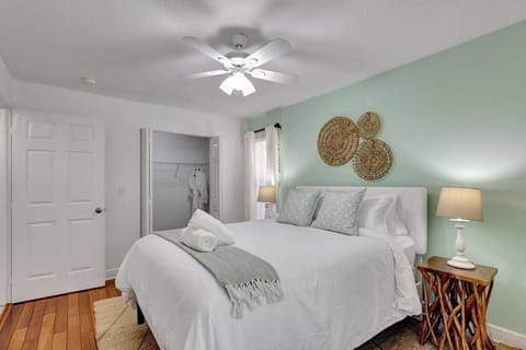 Hottub! Mini Golf! Water Access! Pets! 5min beach! House in Juno Beach