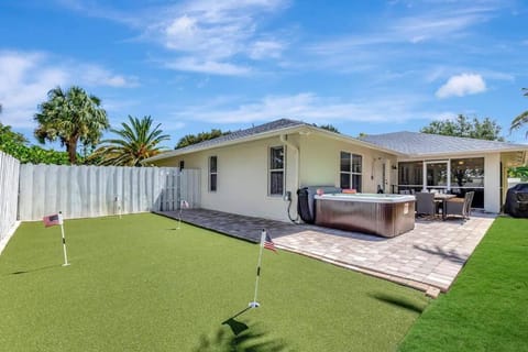 Hottub! Mini Golf! Water Access! Pets! 5min beach! House in Juno Beach