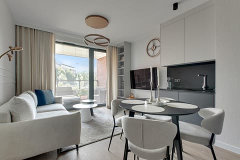 TV and multimedia, Kitchen or kitchenette, Living room, Seating area, Dining area