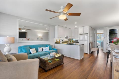 Kitchen or kitchenette, Living room, Seating area