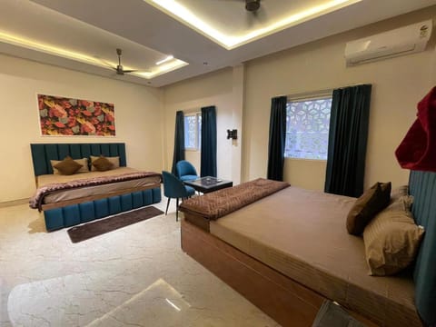 Bed, TV and multimedia, Photo of the whole room, Seating area, Bedroom, air conditioner