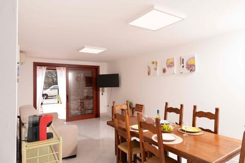 Communal lounge/ TV room, Kitchen or kitchenette, Living room, Seating area, Dining area, Evening entertainment