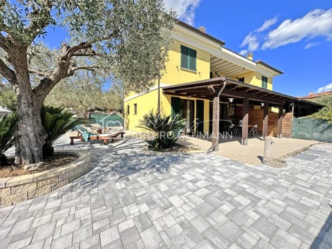 Property building, Day, Neighbourhood, Garden, Street view, Parking