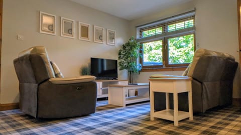 TV and multimedia, Living room, Seating area, Evening entertainment