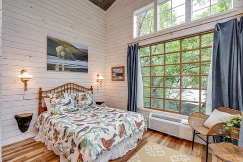 Treetop Hideaways: Dogwood Treehouse in Chattanooga House in Ruby Falls