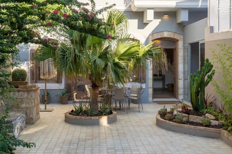 Patio, Facade/entrance