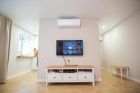 Communal lounge/ TV room, TV and multimedia, Evening entertainment, air conditioner