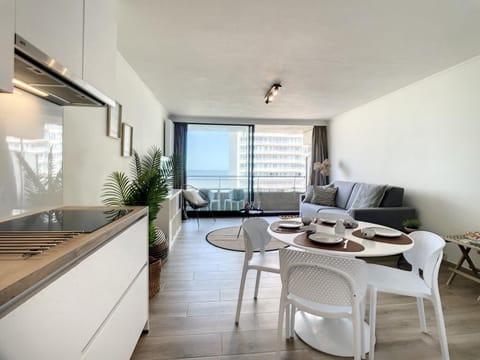Kitchen or kitchenette, Living room, Seating area, Dining area