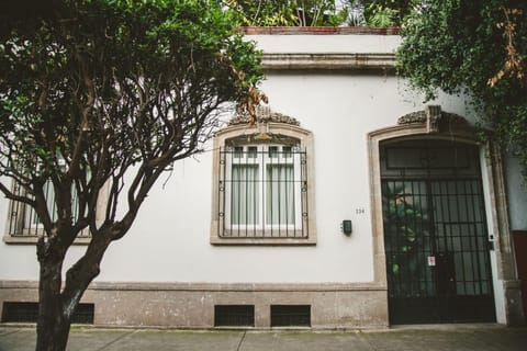 Stylish Colonial Stay in Roma Norte W Rooftop 8BR House in Mexico City