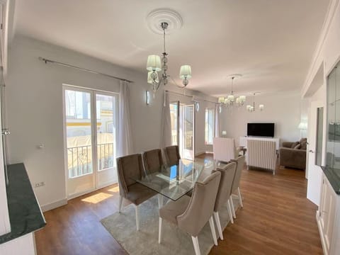 TV and multimedia, Living room, Seating area, Dining area, air conditioner