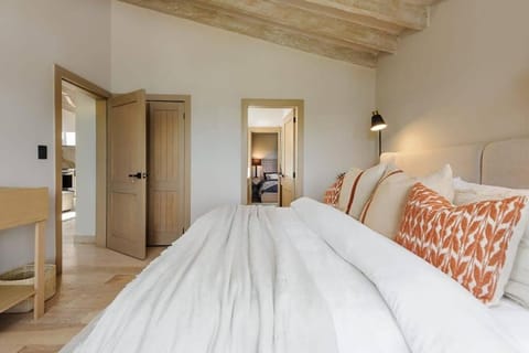 Casa Sol In Avándaro with jacuzzi and lake view House in Valle de Bravo