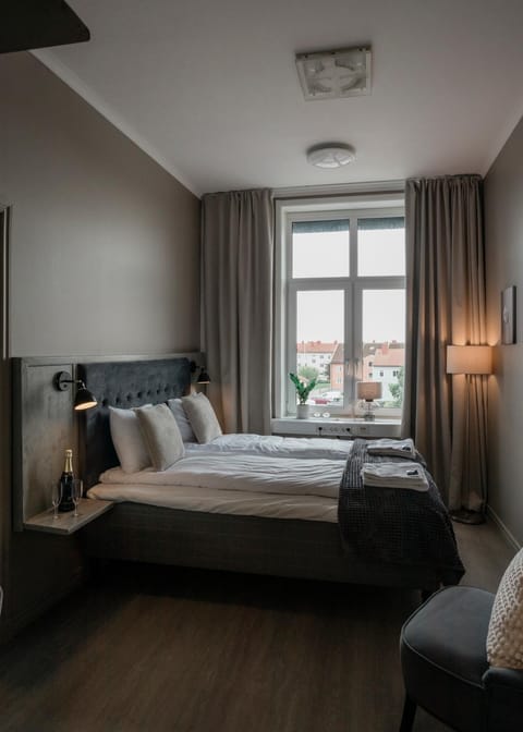 Bed, towels