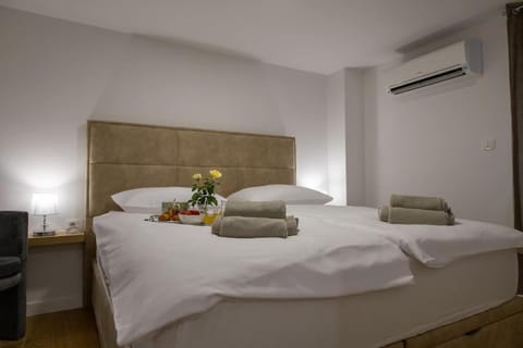 Bed, Photo of the whole room, Bedroom, heating, towels, air conditioner