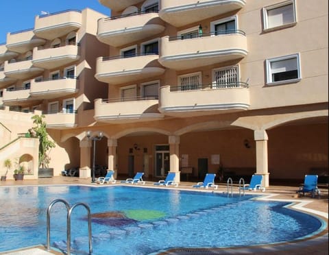 Swimming pool, sunbed