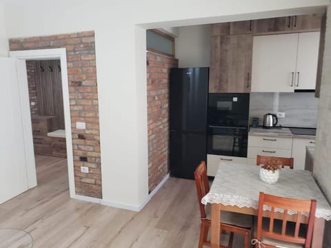 Coffee/tea facilities, Kitchen or kitchenette, Dining area, oven