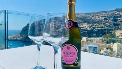 Day, Natural landscape, Food and drinks, Sea view, Alcoholic drinks