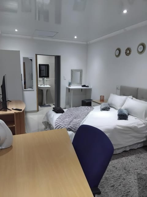 Bed, TV and multimedia, Photo of the whole room, Bedroom, hair dryier