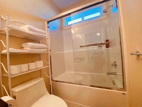 海岛民宿 3张床-2间卧室独立套房 House in Nanaimo