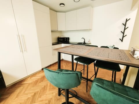 Coffee/tea facilities, Kitchen or kitchenette, Dining area, wardrobe