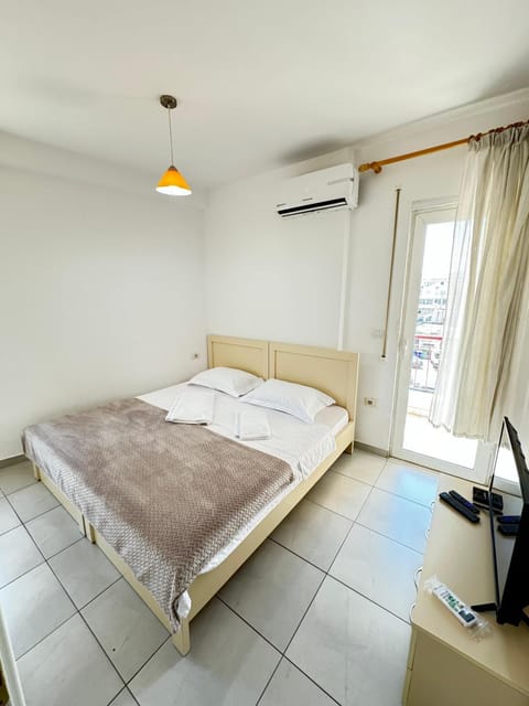 Bed, TV and multimedia, Bedroom, towels, air conditioner