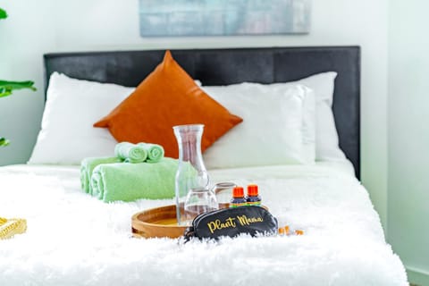 Bed, Food and drinks, Photo of the whole room, Bedroom, towels