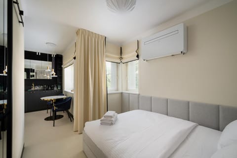 Bed, TV and multimedia, Photo of the whole room, Bedroom, towels, air conditioner