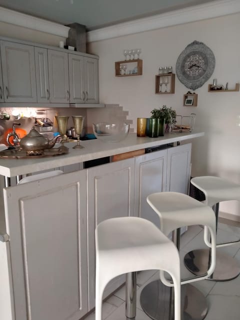 Kitchen or kitchenette, minibar