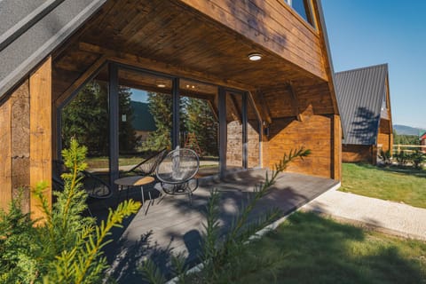 Property building, Patio, Day, Garden, Balcony/Terrace, Garden view