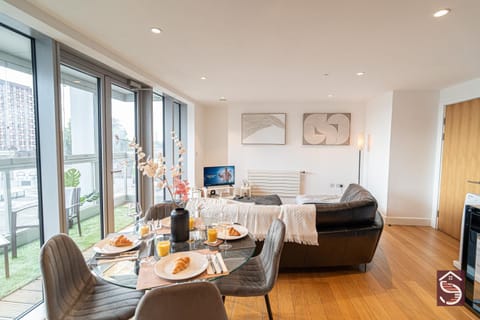 Day, TV and multimedia, Living room, Lounge or bar, Decorative detail, Seating area, Dining area, City view, City view