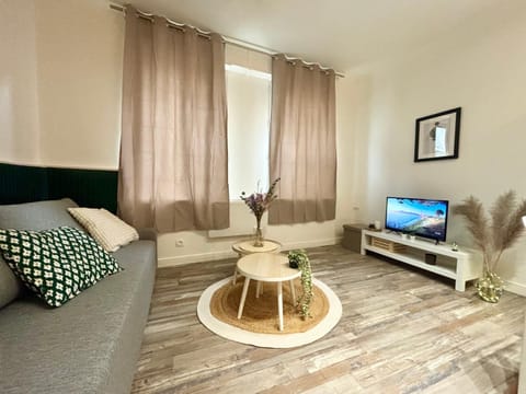 Communal lounge/ TV room, TV and multimedia, Living room, Decorative detail, Seating area, Evening entertainment