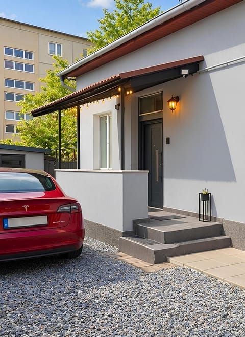 Property building, Garden, Parking