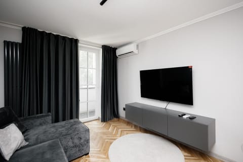 Communal lounge/ TV room, TV and multimedia, Living room, Seating area, Evening entertainment