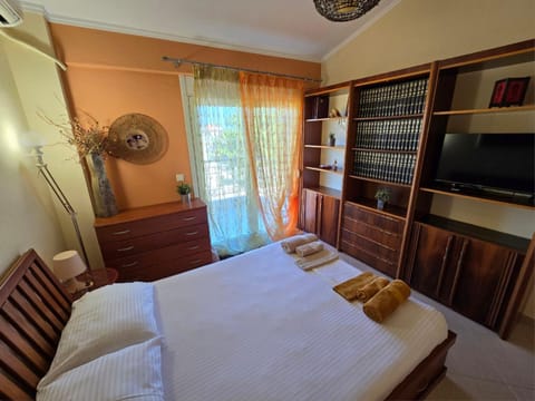 Bed, TV and multimedia, Bedroom