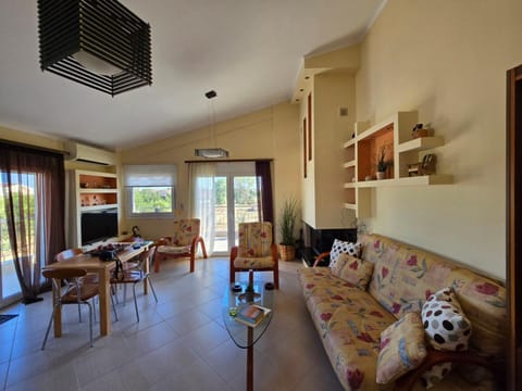 TV and multimedia, Living room, Seating area, Dining area, air conditioner