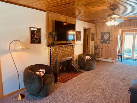 Little Loch home House in Newbury Township