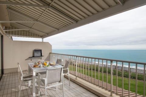 Patio, Day, Natural landscape, View (from property/room), Balcony/Terrace, Seating area, Dining area