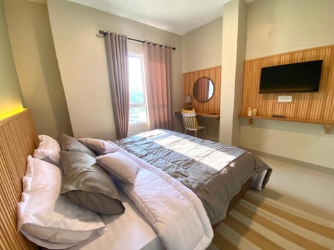 Bed, TV and multimedia, Bedroom, wardrobe