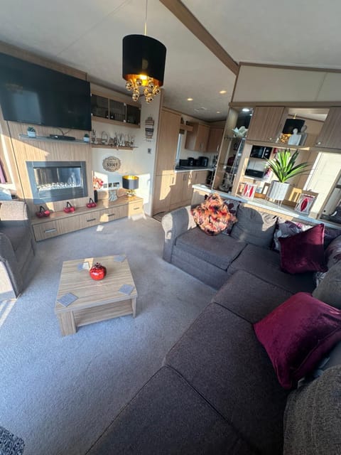 TV and multimedia, Living room, Seating area, Evening entertainment