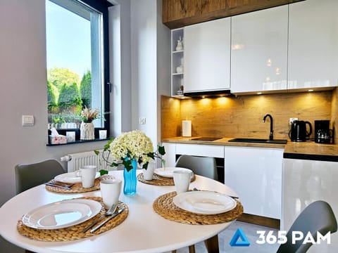 Coffee/tea facilities, Kitchen or kitchenette, Dining area, stove