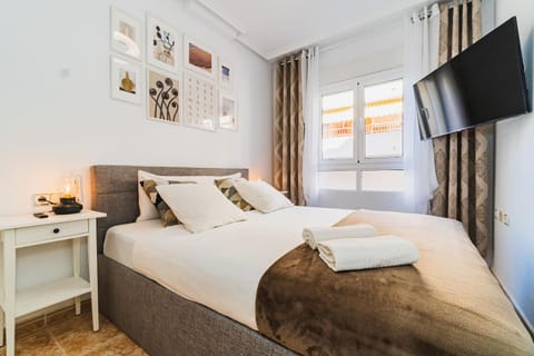 Bed, TV and multimedia, Bedroom