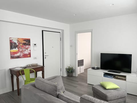 TV and multimedia, Living room, Seating area, Evening entertainment