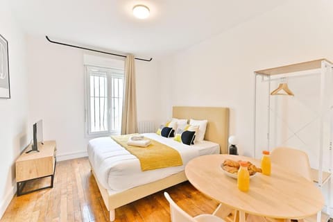 Bed, Photo of the whole room, Seating area