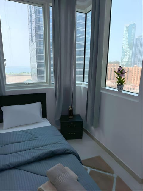 Cornich Street - Suave Sea View Room Hostel in Abu Dhabi